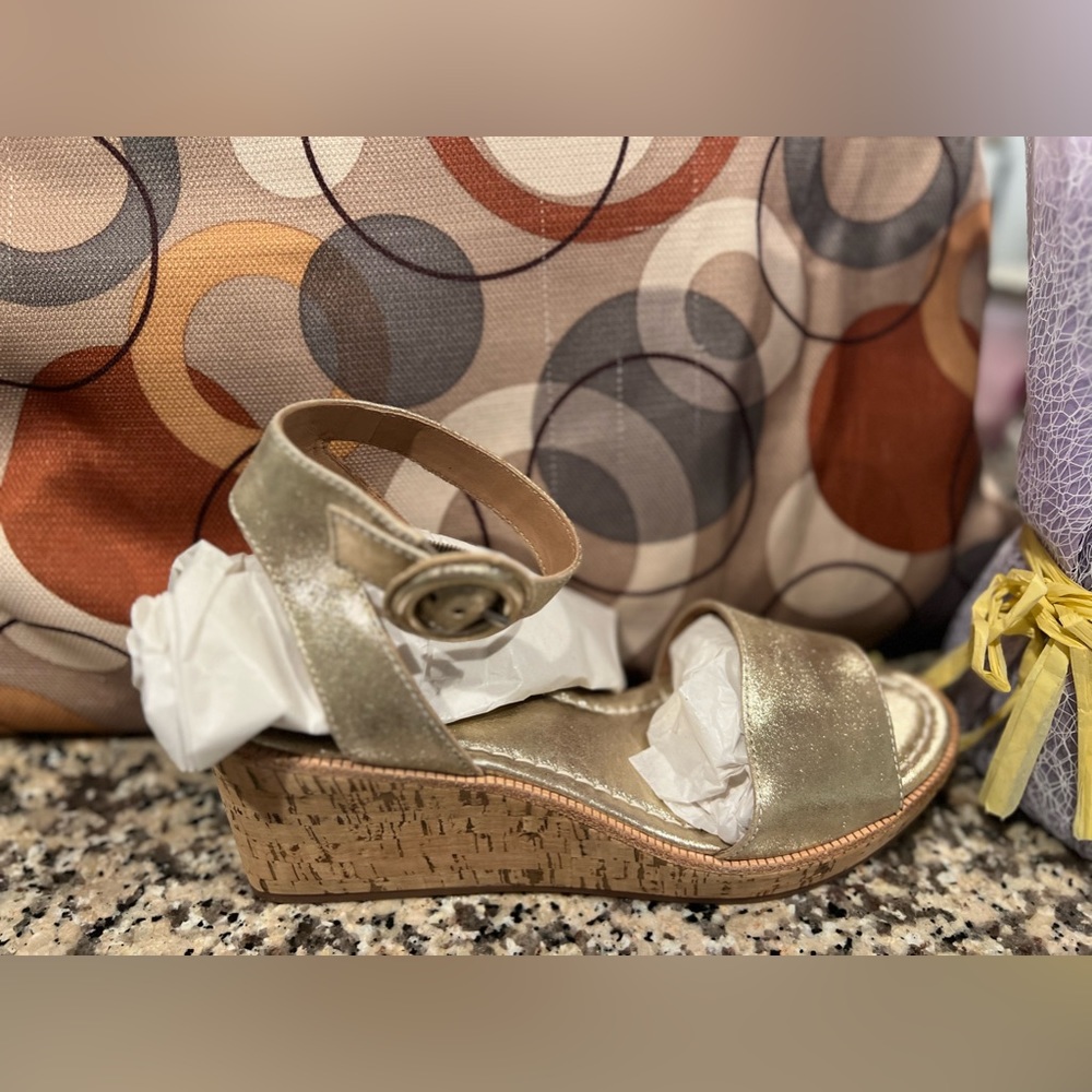 Bernardo Kelly Wedge Sandal Gold Size 10